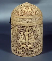 Pyxis (doos) van Al-Mughira in ivoor uit Cordoba, bedoeld voor de Emir, 968