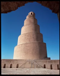 Zicht op de Grote Moskee en zijn minaret, de Malwiya-toren, 847-852