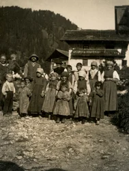 Familie voor huis, Aostavallei, Italië 1900-1910
