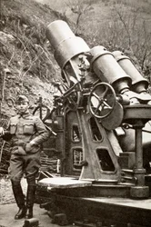 Eerste Wereldoorlog: Italiaanse soldaat ligt bij een mortier. 1917. Italië Fotografie