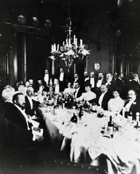 Lunch bij Casa Sonzogno, onder de gasten zijn te herkennen Francesco Cilea, Pietro Mascagni, Umberto Giordano, Carlo Romussi, Arturo Colautti, Amintore Galli en Edoardo Sonzogno, Milaan