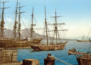 Schoeners in de Baai van Napels met de Vesuvius op de achtergrond, gepubliceerd ca. 1900