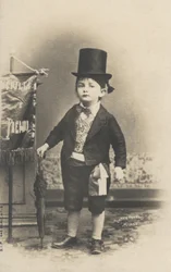 Kleine jongen in een pak