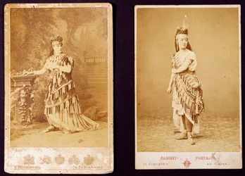 Teresa Stolz en Antonietta Pozzoni in kostuum voor Aida