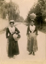 Twee jonge vrouwen met terracotta kruiken, Roccaraso, Abruzzo, Italië, ca 1905
