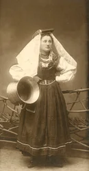 Vrouw met traditionele klederdracht en koperen container, Abruzzo, Italië