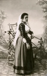 Vrouw in traditionele kleding, Sardinië, Italië, ca 1910