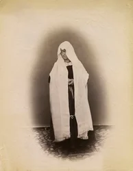 Vrouw gekleed in weduwe tweeds, Parre, Lombardije, Italië, foto door Premiata Fotografia Taramelli, Bergamo