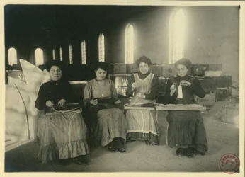 Vrouwen werken in passementerie werkplaats, Italië, foto door F Trembini