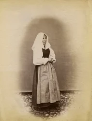 Jonge vrouw in trouwjurk, Parre, Lombardije, Italië, foto door Premiata Fotografia Taramelli, Bergamo