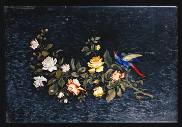 Een Italiaans tafelblad van zwart en wit geaderd marmer met pietre-dure-inlegwerk