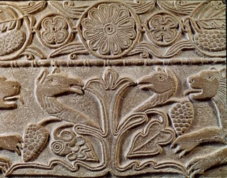 Archeologie van de Middeleeuwen. Barbaarse kunst van Lombardije: pluteus van Prinses Theodote, minnares van Koning Cunipert genaamd de Vrome. Detail van de plaat met griffioenen, circa 720. Lombardische kunst, marmer. Pavia, Museum