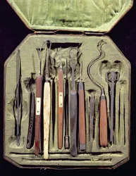 Doos met oogheelkundige instrumenten (hout & metaal)