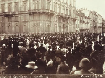 Burgers dagen de cavalerie van generaal Bava Beccaris uit, tijdens de rellen in Milaan, 6-9 mei 1898