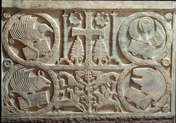 Detail van Stuco met symbolen van de vier evangelisten (tetramorf): de engel voor Sint Mattheüs, de leeuw voor Sint Marcus, de stier voor Sint Lucas en de adelaar voor Sint Johannes. 730-740 Cividale, Battistero di San Callisto