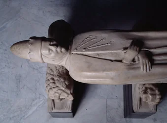 Grafmonument van eerste doge van Genua Simone Boccanegra, detail (marmeren beeldhouwwerk)