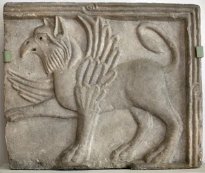 Griffioen (of grype). Laag reliëf gebeeldhouwd, marmer, Venetië (Italië) 12e eeuw. Nationale Galerie, Sternberg Paleis, Praag (Tsjechië)