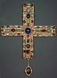 Lombardische kunst: Gouden kruis en stenen van Berengario (Berenger) (850-924) koning van Italië en keizer van het Heilige Rijk. 9e eeuw Monza, Museum van de Kathedraal