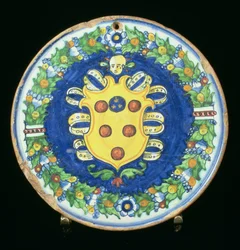 Maiolica bord met het wapen van de Medici en een rand van bladeren en fruit, Italiaans, 16e eeuw