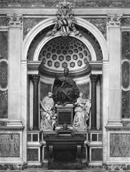 Monument voor Paus Clemens XII (1652-1740) met porfieren urn en zuilen, uit het Pantheon