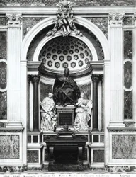 Monument voor paus Clemens XII met porfieren urn en zuilen uit het Pantheon, tussen Gematigdheid (L.) en Voorzichtigheid (R.) in Corsini-kapel