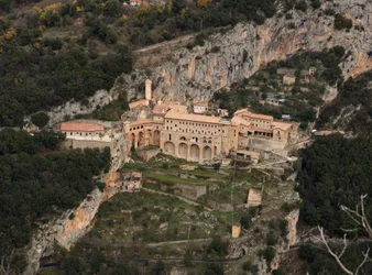 Overzicht van het klooster van St. Benedetto (Sacro Speco) gebouwd vanaf de 12e eeuw, Subiaco (Rome), Italië