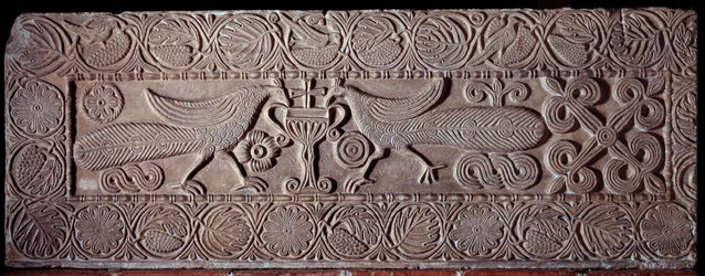 Stenen borstwering met bas-reliëfs van pauwen, van de sarcofaag van Teodote, 8e eeuw