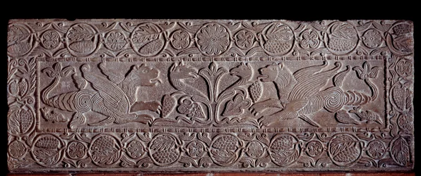Stenen balustrade bedekt met reliëfs die de Boom des Levens en de drakenvleugels voorstellen, van de sarcofaag van Teodote, 8e eeuw