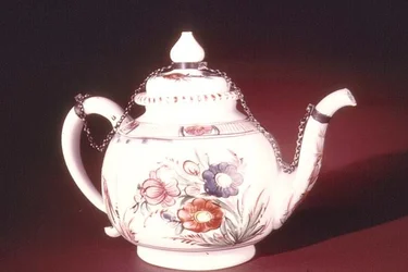 Theepot met geëmailleerd bloemmotief, mogelijk Venetiaans, c.1750