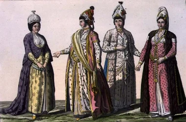 Drie vrouwen in winter-, lente- en zomermode (van links naar rechts) en één in zwangerschapsmode, plaat 59 uit Deel III, Deel I van 