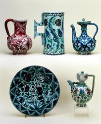 Boven, L-R: Kruik; Grote Bierpul; Oosterse Koffiepot; Onder, L-R: Schotel; Oosterse Koffiepot, allemaal majolica van Cantagalli Fabriek