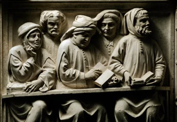 Universitair onderwijs: studenten (detail). Laag reliëf van polychroom steen van het graf van Lorenzo del Pino, advocaat en docent rechten aan de Universiteit van Bologna, gemaakt door het atelier van Dalle Masegne (eind 14e eeuw). Ca. 1395