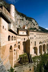 Uitzicht op het klooster van St. Benedetto (Sacro Speco) gebouwd vanaf de 12e eeuw, Subiaco (Rome), Italië