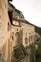Uitzicht op het klooster van St. Benedetto (Sacro Speco) gebouwd vanaf de 12e eeuw, Subiaco (Rome), Italië