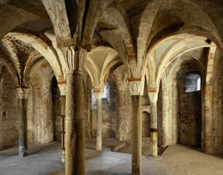 Zicht op de crypte van de kerk van Sant