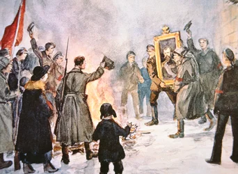 Bolsjewistische soldaten op het punt een portret van de tsaar te verbranden, tijdens de Russische Revolutie van 1917