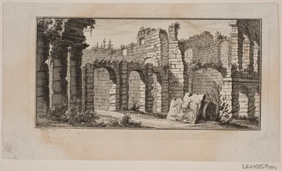 Grote ruïnes met bogen op meerdere verdiepingen