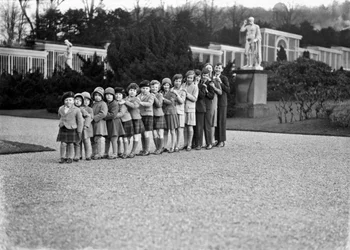 Cavendish familie groep van 16 kleinkinderen in de tuinen van Chatsworth, Derbyshire, 1930