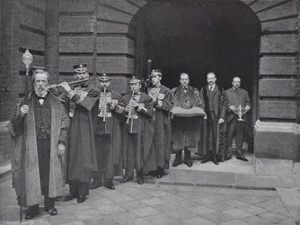 Verkiezingsdag in Girdlers Hall, de Processie van de Kroon