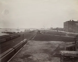 Uitzicht naar het zuiden van Michigan Avenue vanaf de westkant van de Illinois Central Railroad-sporen, Chicago, ca. 1890