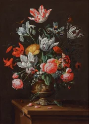 Tulpen en andere bloemen in een beschilderde aardewerken barokke vaas op een houten richel, ca.1630-60 (olieverf op doek)