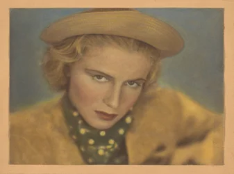 Portret Rini Otte met hoed en noppensjaal