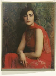 Portret van een vrouw in een rode jurk
