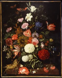 Klaprozen, tulpen, rozen, anjers, sneeuwbal, lelies, iris, een zonnebloem en andere bloemen in een glazen vaas met een maïskolf op een richel