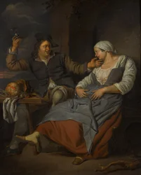 Een zittend echtpaar drinkt wijn