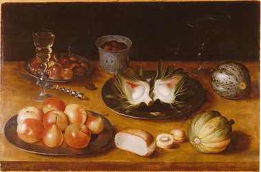 Stilleven van fruit, met glaswerk en een broodje, op een houten richel