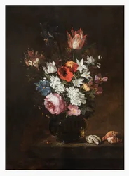 Een roos, tulp, iris, klaprozen, kamperfoelie en andere bloemen in een glazen vaas met schelpen op een richel