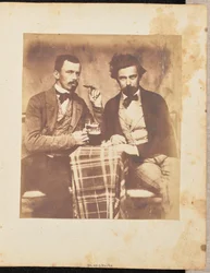 [Portret van twee mannen aan een tafel].