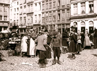 Jongens met hoepels op een markt, Rotterdam, 1898