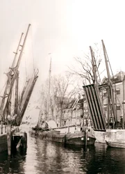 Kanaalbrug en boten, Dordrecht, Nederland, 1898